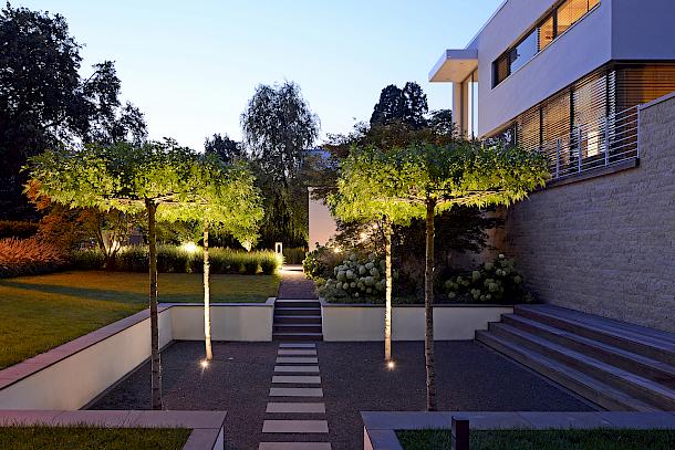 Höhengestaffeltes Garten-Entrée einer modernen Stadtvilla