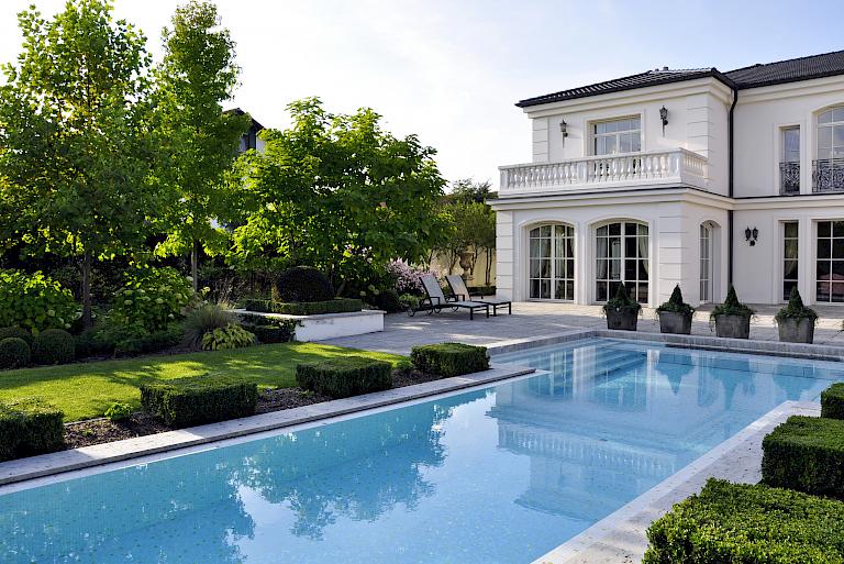 Swimming Pool de luxe mit einer in die Terrasse integrierten Badezone